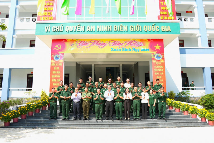 Ông Nguyễn Hồ Hải – Ủy viên Ban Chấp hành Trung ương Đảng, Bí thư Tỉnh ủy Cà Mau và đoàn công tác chúc Tết, khen ngợi công tác trang trí đón Xuân tại Ban Chỉ huy BĐBP tỉnh.