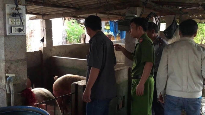 Đoàn kiểm tra đã lập biên bản cơ sở mổ heo.