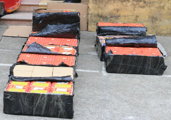 Tang vật thu được là các kiện pháo thành phẩm.