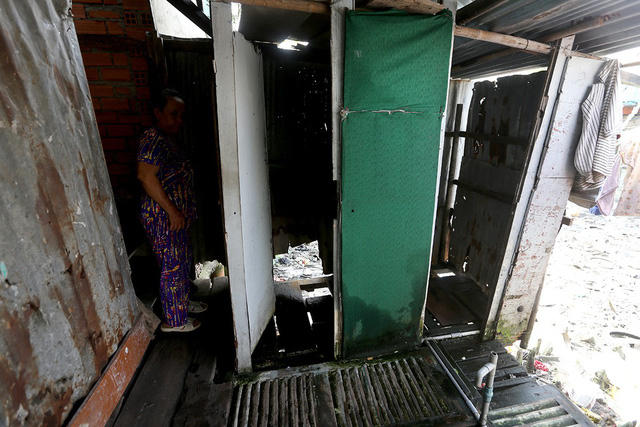 Nhà vệ sinh của 1 xóm trọ xả thẳng trực tiếp xuống con kênh.