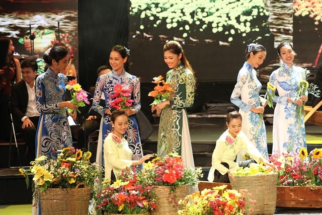 Bạt ngàn sắc hoa phủ kín trên các ghe thuyền của miền sông nước được tái hiện trên sân khấu Duyên dáng Việt Nam 28.