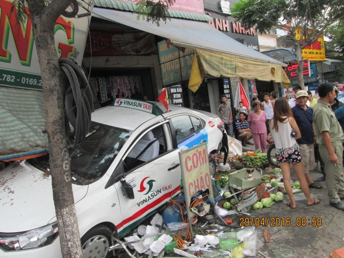 Taxi "điên" dừng lại trên đống đổ nát.