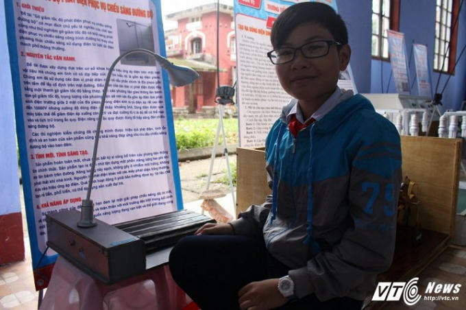 Giá thành làm ra sản phẩm "Gờ giảm tốc phát điện" khá rẻ, trong khi nó lại có thể tiết kiệm khá lớn số điện năng đang cung cấp cho việc chiếu sáng đường bộ. (Ảnh: Tuấn Hiệp).