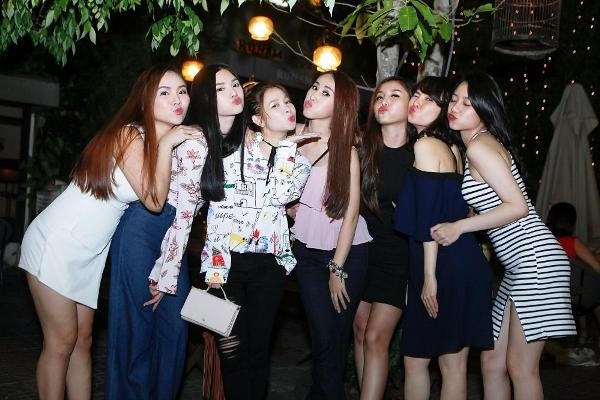 Các cô gái nhắng nhít chụp ảnh vui vẻ bên nhau.