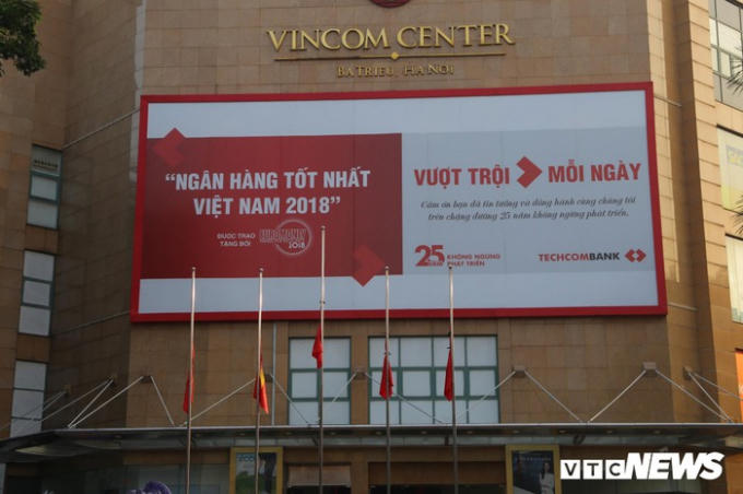 Cờ rủ được treo tại tòa nhà Vincom Bà Triệu, Hà Nội.