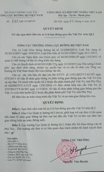 Quyết định số 841 của Tổng cục đường bộ về việc tạm thời cấm cầu Việt Trì (cũ). (Ảnh: Thu Hường)