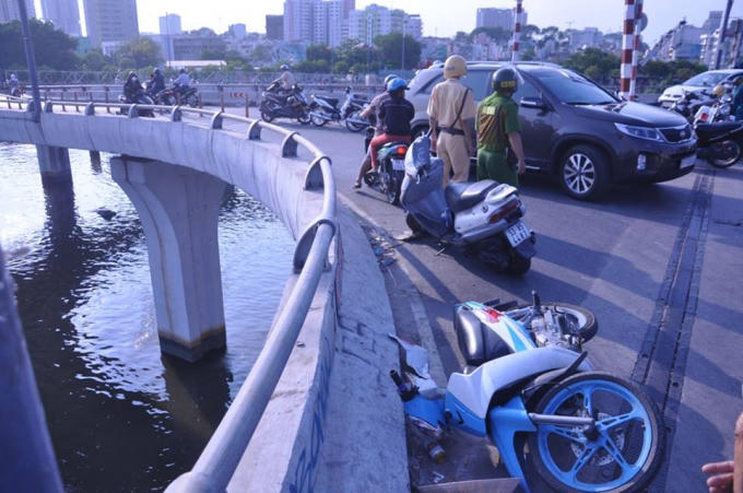 Chiếc xe m&aacute;y của nạn nh&acirc;n tr&ecirc;n cầu Nguyễn Văn Cừ.