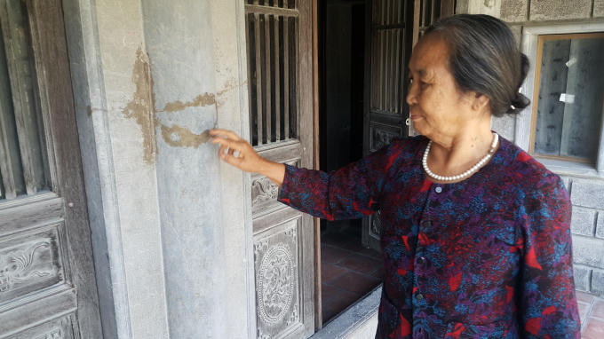 Bà Long chỉ vào vết tích cho hay,