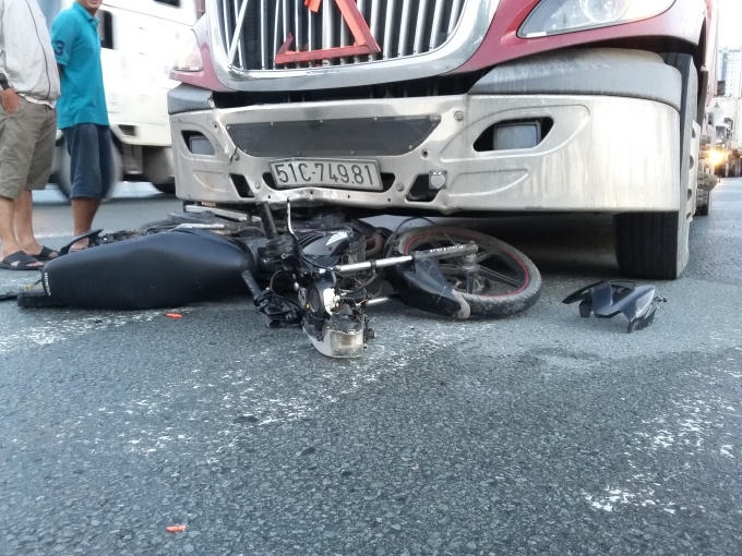 Chiếc xe áy bị xe container kéo lê trên đường Mai Chí Thọ.