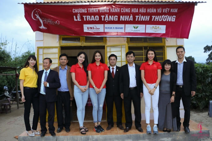 Sau đó ba người đẹp cùng đoàn từ thiện tiếp tục hành trình trao tiếp 2 căn nhà tình thương cho người dân tại xã Tam Bố, huyện Di Linh.