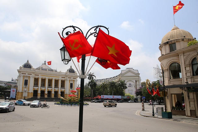 Khu vực Quảng trường Cách mạng tháng Tám cờ bay rợp trời.