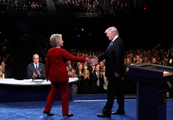 Hai ứng viên bắt tay nhau trước khi tranh luận. (Ảnh: Reuters)