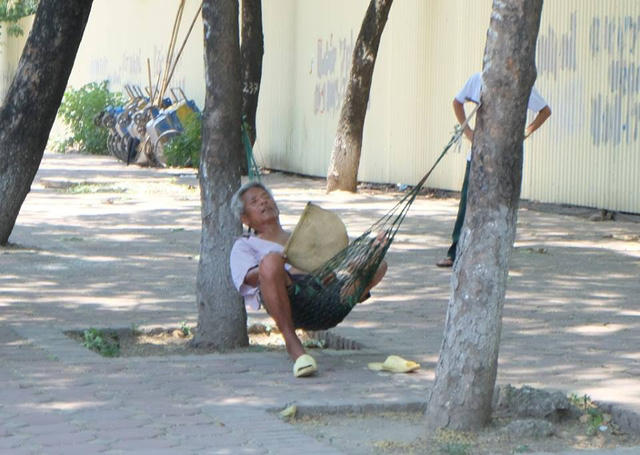 Người lao động tận dụng mọi cách nghỉ ngơi giữa thời tiết nắng nóng