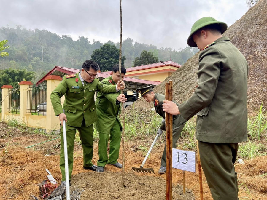 Thượng tá Ngô Ngọc Dưỡng, Trưởng Công an xã Bạch Thông trong ngày lễ phát động trồng cây. (ngoài cùng bên trái).