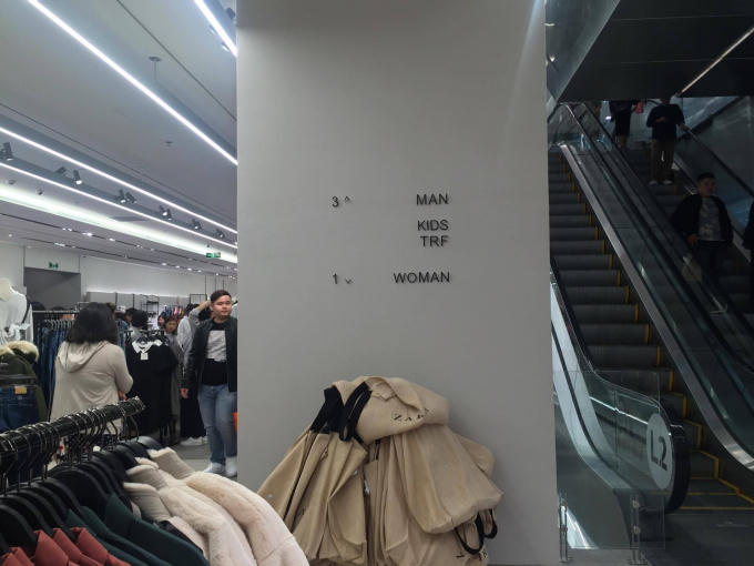 Zara, đã và đang, là thương hiệu thời trang bình dân được yêu thích nhất. Với hơn 2.000 cửa hàng tại hơn 90 quốc gia và doanh thu lên đến cả tỷ euro trên toàn cầu, thậm chí, nhà kho của Zara còn lớn gấp 9 lần nhà kho của Amazon (website bán lẻ hàng hóa lớn nhất thế giới); chẳng có lý do gì để nghi ngờ vị thế của Zara trong thời điểm hiện tại.