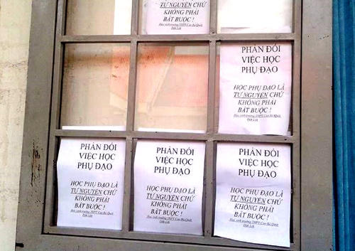 Học sinh trường THPT Cao Bá Quát dán tờ rơi khắp nơi để phản đối việc bị ép buộc học phụ đạo. Ảnh: Kh.Uyên.
