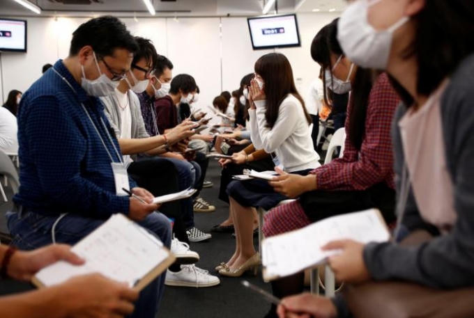 Một buổi hẹn hò bịt mặt ở Nhật. (Ảnh: Reuters)