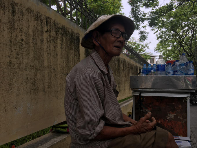 Nét khắc khổ hằn trên gương mặt của ông Điếu.