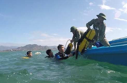 T&agrave;u c&aacute; cứu sống 1 phi c&ocirc;ng tr&ecirc;n Su-30MK2 gặp sự cố tr&ecirc;n biển