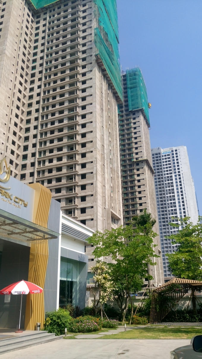 Hiện tại 09 tòa nhà cao 40 tầng của siêu dự án GoldMark City đã cất nóc. Nhà thầu Cottecons đang nghiệm thu và làm thủ tục bàn giao Khu Sapphire cho nhà thầu Delta làm hoàn thiện bên trong, đảm bảo đúng tiến độ bàn giao vào Quý IV/2017 đã cam kết với khách hàng.