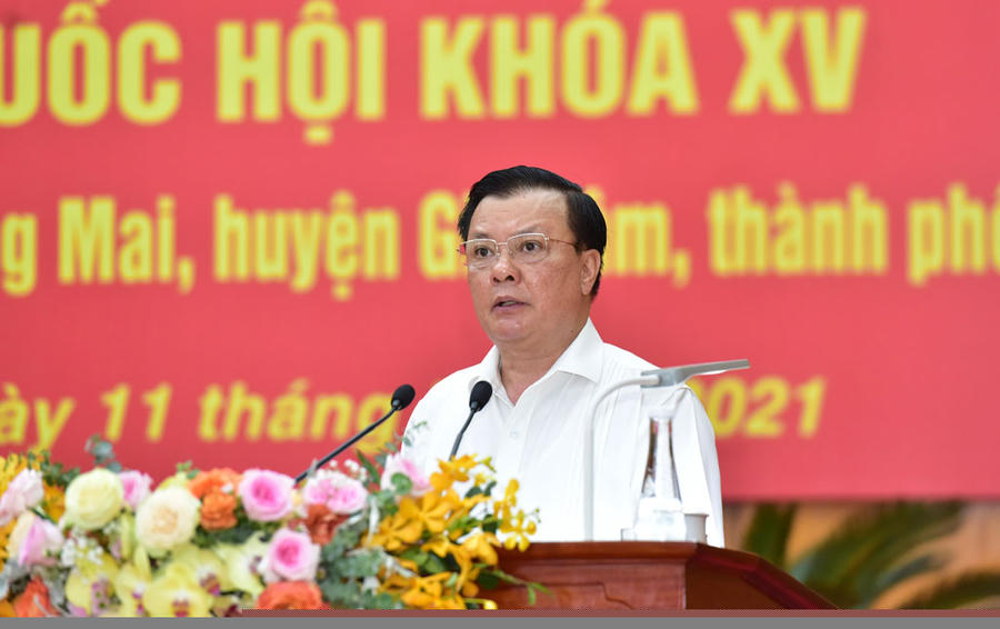 Bí thư Thành ủy Hà Nội Đinh Tiến Dũng trình bày chương trình hành động tại Hội nghị tiếp xúc cử tri. (Ảnh: Viết Thành)