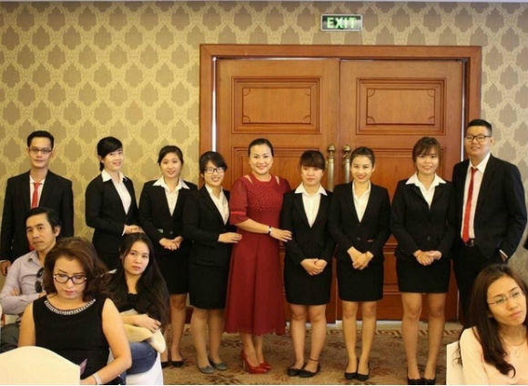 Bà Tôn Nữ Hương Bình - Giám đốc điều hành chi nhánh Hồ Chí Minh và đội ngũ nhân viên chuyên nghiệp – tận tâm.