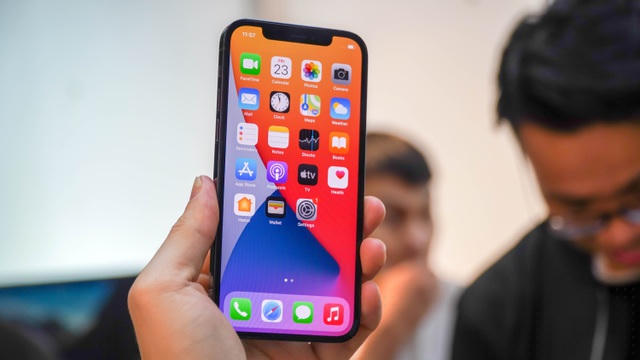 Điểm đáng tiếc trên chiếc iPhone 12 Pro là màn hình của máy không hỗ trợ tần số quét cao. Điều này khiến cho thiết bị cao cấp của Apple trở nên thua thiệt, kém hấp dẫn hơn so với những mẫu smartphone cao cấp Android.