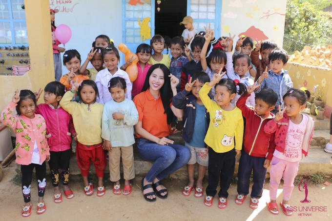 Dàn Hoa hậu, Á h&acirc;̣u kh&ocirc;ng ngại ng&ocirc;̀i m&aacute;y c&agrave;y đến với trẻ em ngh&egrave;o v&ugrave;ng cao