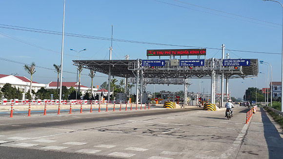Trạm thu phí huyện Tư Nghĩa - nơi xảy ra vụ va chạm vì tranh nhau vào trạm thu phí.