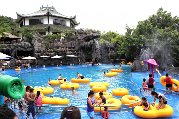 Nhiều dịch vụ vui chơi giải trí tại Khu du lịch suối khoáng nóng Núi Thần Tài.