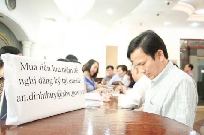 Người mua phải đăng ký theo biển chỉ dẫn của cán bộ ngân hàng.