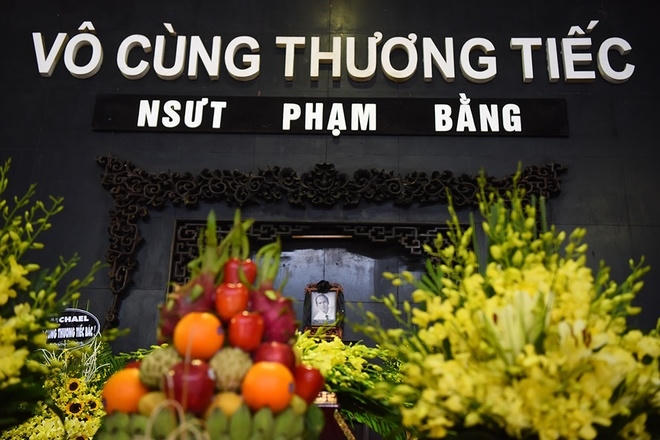 Tang lễ nghệ sĩ Phạm Bằng được tổ chức từ khoảng 12h30 ngày 4/11, tại Nhà tang lễ Bộ Quốc phòng, số 5, Trần Thánh Tông, Hà Nội. Nghệ sĩ nổi tiếng mất lúc 20h ngày 31/10, sau thời gian dài chữa trị bệnh ung thư gan.