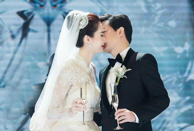 Sau khi uống rượu giao b&ocirc;i, chồng hoa hậu đ&atilde; d&agrave;nh cho vợ nụ h&ocirc;n ngọt ng&agrave;o tr&ecirc;n m&aacute; trong sự ch&uacute;c ph&uacute;c nồng nhiệt của họ h&agrave;ng 2 b&ecirc;n v&agrave; quan kh&aacute;ch.