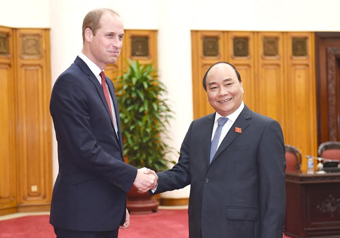 Thủ tướng Nguyễn Xuân Phúc tiếp đón Hoàng tử Anh (Ảnh: VPCP)