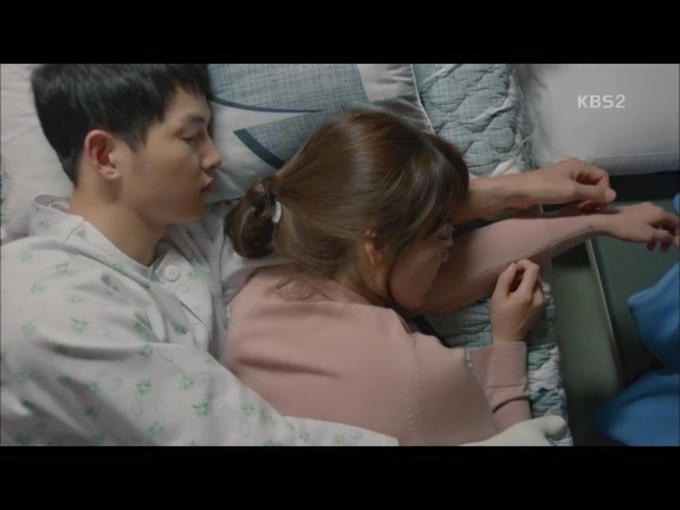 Hậu duệ mặt trời tập 14: Mỹ nam Song Joong Ki bị bạn gái mắng té tát vì lao đầu vào nguy hiểm