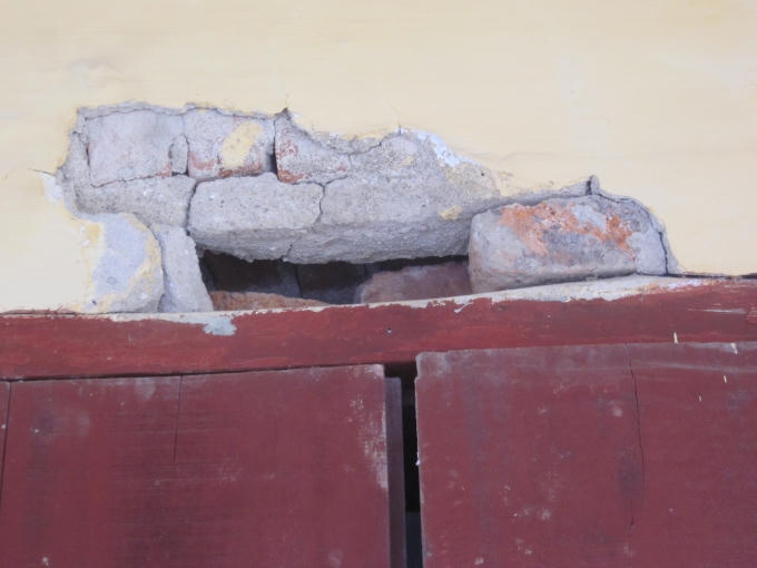 Phía trên một trong những cánh cửa... Ảnh: Nguyệt Chi