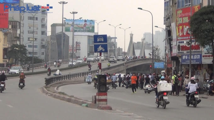 Cảnh tượng lộn xộn trước cổng chùa Phúc Khánh, trên phố Tây Sơn, Hà Nội.