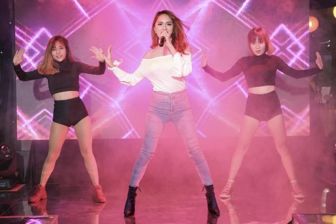 Tiết mục nóng bỏng của Hương Giang Idol.