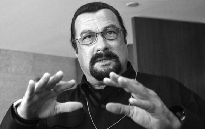Sao hành động Steven Seagal bị cáo buộc hiếp dâm.