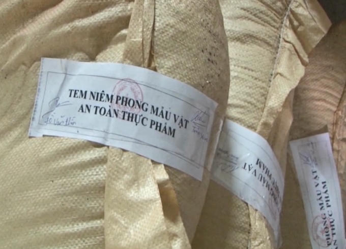 Niêm phong mẫu vật để tiếp tục điều tra làm rõ.