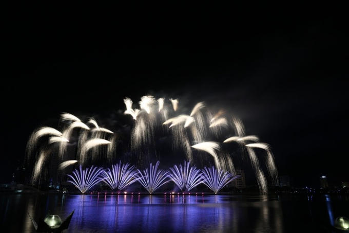 8.Pháo hoa đêm Thủy - Đội Ý