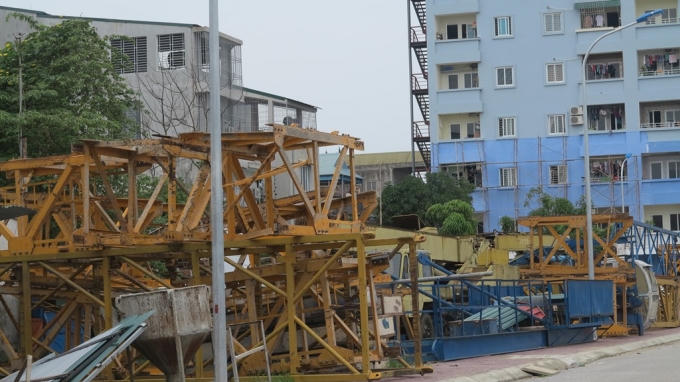 Vật liệt, thiết bị để ngổn ngang trước khu chung cu khiến những cư dân tại đây không dám cho con nhỏ xuống vui chơi ở phía dưới.