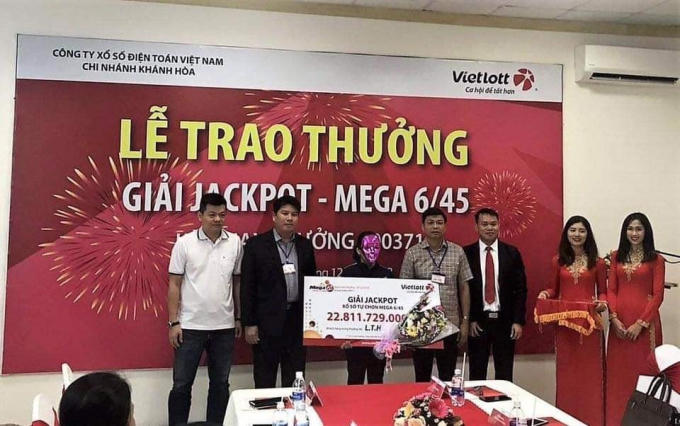 Bà L.T.H nhận giải Jackpot 1 của Vietlott gần 23 tỷ đồng.