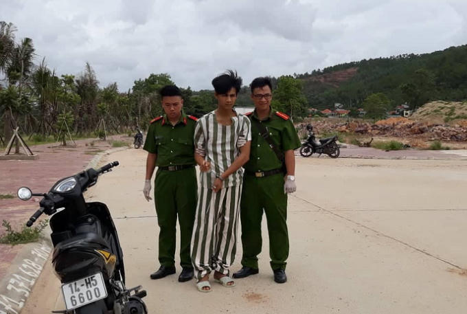 Lực lượng chức năng dẫn giải Vũ Văn Hải thực nghiệm hiện trường vụ án.