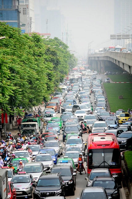 Các phương tiện kẹt cứng trên đường Phạm Hùng (Hà Nội).