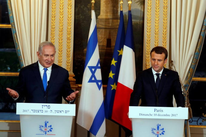 Thủ tướng Israel Benjamin Netanyahu và Tổng thống Pháp Emmanuel Macron trong cuộc họp báo ở Paris ngày 10/12. Ảnh: REUTERS.