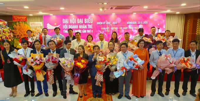 Ban Chấp hành Hội Doanh nghiệp trẻ tỉnh Bình Phước nhiệm kỳ V ra mắt tại Đại hội, nhận hoa chúc mừng từ chị Phạm Thị Bích Huệ - Phó Chủ tịch Hội Doanh nhân trẻ Việt Nam (hàng 1, ngoài cùng, bên trái) và PCT UBND tỉnh Bình Phước Trần Tuyết Minh (áo dài cam, hàng 1)