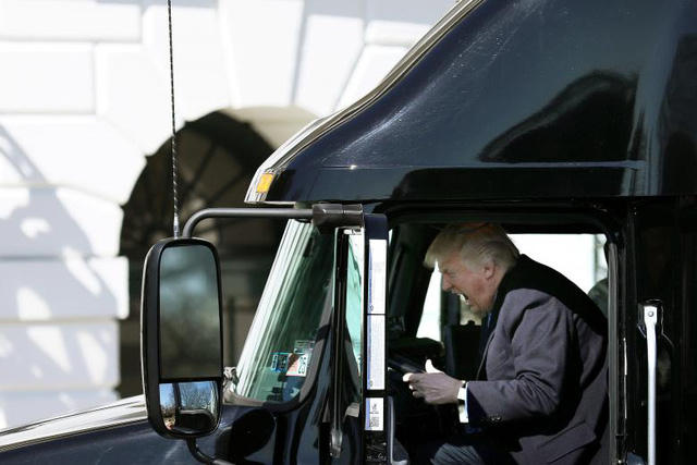 Tổng thống Trump thực hiện động tác lái xe tải khi ông chào đón những tài xế lái xe tải và các lãnh đạo doanh nghiệp tới tham dự một cuộc họp về chăm sóc sức khỏe tại Nhà Trắng.