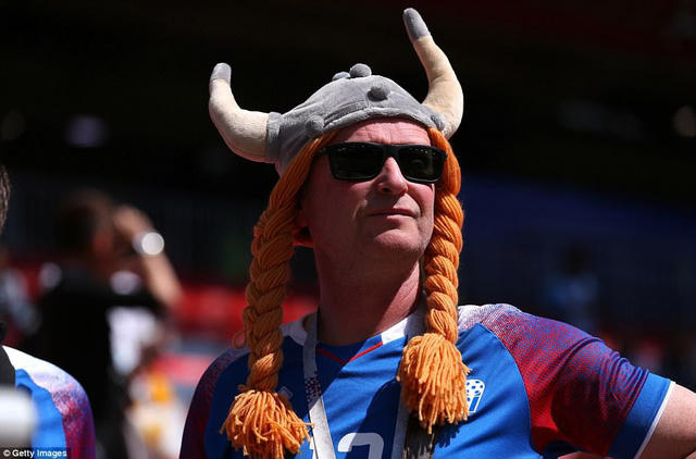 Biểu tượng Viking của đất nước Iceland có mặt trên khán đài. Ảnh: Getty Images