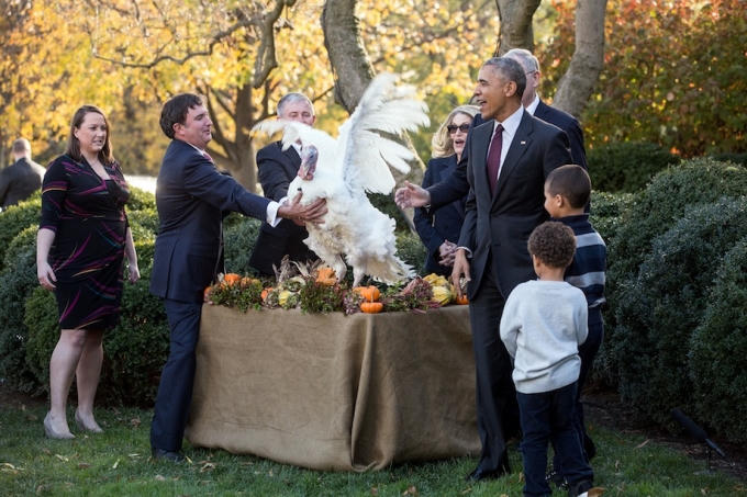 Tổng thống Obama tham gia lễ xá tội gà tây cùng hai người cháu. (Ảnh: Nhà Trắng)